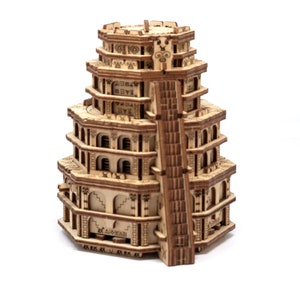 Könnte beinhalten: Ein Holzmodell eines mehrstöckigen Turms mit Rampe. Das Modell ist aus hellbraunem Holz gefertigt und weist aufwendige architektonische Details auf, darunter gewölbte Fenster und dekorative Schnitzereien. Der Turm hat eine zylindrische Form mit einer rechteckigen Rampe an der Seite.