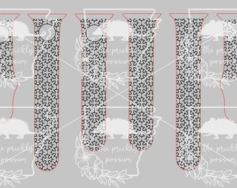 Op de afbeelding: Drie horlogebandjes met een zwart-wit geometrisch patroon. De bandjes zijn rood omlijnd en voorzien van de tekst "the prickly possum" met een opossum en bloemenmotief. De achtergrond is lichtgrijs.