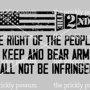 Könnte beinhalten: Schwarzweißes Grafikdesign mit einer Gewehrpatrone, die eine amerikanische Flagge und den Text "2nd" und "Das Recht des Volkes, Waffen zu tragen, darf nicht verletzt werden." zeigt.