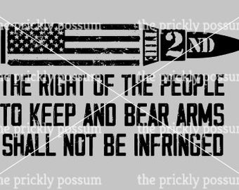 Puede incluir: Diseño gráfico en blanco y negro con una vaina de bala que presenta una bandera estadounidense y el texto "2nd" y "El derecho del pueblo a portar armas no debe ser infringido."