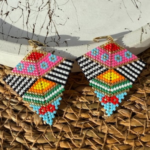 Könnte beinhalten: Ein Set aus drei Keramikbechern mit gesprenkelter, matter Oberfläche. Die Becher sind in Creme-, Hellgrau- und Dunkelgrautönen gehalten. Jeder Becher hat ein schlichtes, minimalistisches Design, ideal für Kaffee oder Tee.