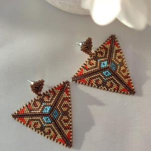 Pendientes triangulares 3D Miyuki Delica: tachuelas doradas tejidas a mano
