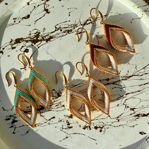 Orecchini fatti a mano con foglie di peyote piegate – Perline Miyuki Delica, accenti dorati, turchese/marrone/bianco