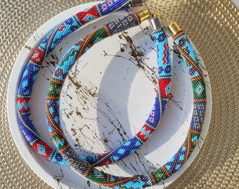 Collar étnico de cuentas de ganchillo en oro azul y plata - Joyería checa con cuentas de semillas