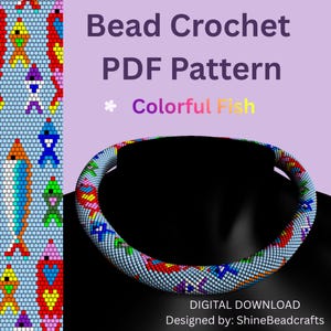 Pode incluir: Um colar de crochê de contas com um design de peixe colorido. O colar é azul com detalhes em vermelho, amarelo e verde. A imagem também inclui o texto "Bead Crochet PDF Pattern" e "Colorful Fish".
