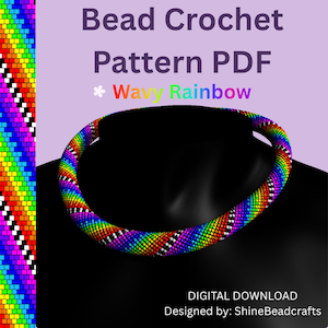 Puede incluir: Imagen digital de un collar de ganchillo de cuentas con un patrón de arcoíris ondulado. El collar se muestra en un maniquí negro. La imagen incluye el texto "Bead Crochet Pattern PDF" y "Wavy Rainbow".