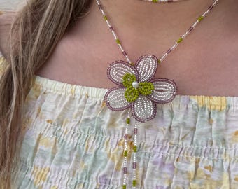 Collar de orquídea morada con cuentas – Joyería floral artesanal – Colgante de flor con cuentas de semillas - Lariat