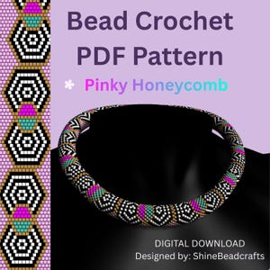 Pode incluir: Um colar de crochê de contas com um padrão geométrico em preto, branco, rosa, verde-azulado e dourado. A imagem inclui o texto "Bead Crochet PDF Pattern * Pinky Honeycomb" e "DIGITAL DOWNLOAD Designed by: ShineBeadcrafts."