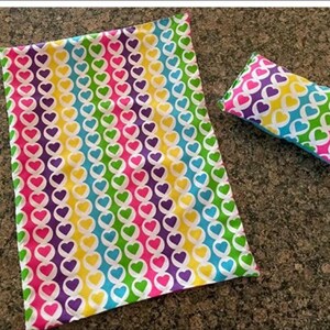 Conjunto de cama artesanal de 2 peças para bonecas, com estampa de corações arco-íris, para Baby Alive e Cabbage Patch Kids.