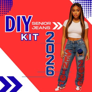 Op de afbeelding: Een advertentie voor een DIY Senior Jeans Kit. De afbeelding toont een vrouw die een blauwe spijkerbroek draagt met rode en blauwe letters met de tekst "SENIOR 2026" en een afstudeerhoed. De achtergrond is rood met blauwe en witte accenten en tekst.