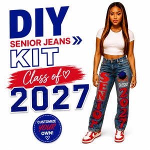 Puede incluir: Un kit de jeans senior DIY con pantalones de mezclilla azules con texto en purpurina roja que dice SENIOR y 2027, un icono de birrete de graduación y el nombre CASSIDY. El texto DIY SENIOR JEANS KIT, Class of, 2027 y CUSTOMIZE YOUR OWN es azul y rojo.