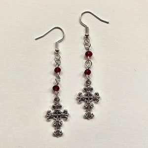 Reich verzierte Ohrringe aus roter Glasperle und gotischem Kreuz