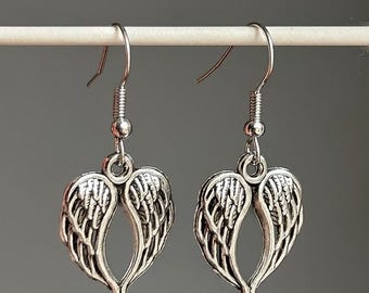 Pendientes etéreos de plata con dije antiguo de alas de ángel