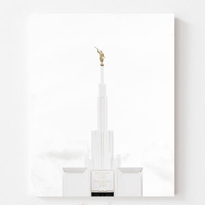 Könnte beinhalten: Ein weißes Gebäude mit einem hohen Turm, der mit einer goldenen Statue eines Mannes mit einer Trompete gekrönt ist. Das Gebäude trägt ein Schild mit der Aufschrift "HOLINESS TO THE LORD".