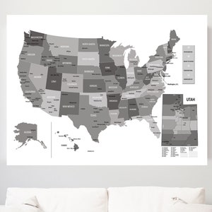 Puede incluir: Un mapa de los Estados Unidos en blanco y negro con cada estado sombreado en un tono de gris diferente. El mapa incluye los nombres de cada estado y las capitales de los estados. El mapa también incluye una vista ampliada del estado de Utah.
