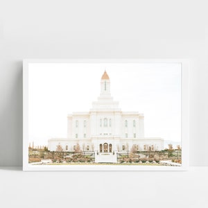 Könnte beinhalten: Ein weißer Tempel mit einer kupferfarbenen Kuppel, umgeben von einem gepflegten Rasen und Bäumen. Der Tempel hat ein symmetrisches Design mit mehreren Fenstern und einem zentralen Eingang.