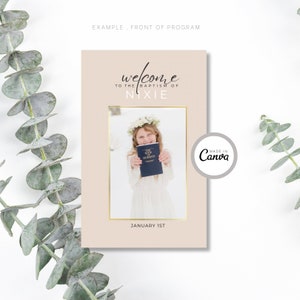Peut inclure: Une pancarte d'accueil rose pâle pour un baptême avec le texte "Bienvenue au baptême de Nixie" et une photo d'une jeune fille tenant un livre. La date "1er janvier" est imprimée en bas de la pancarte. La pancarte a une bordure dorée et un logo "Made in Canva" en haut à droite.