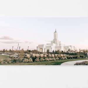 Peut inclure: Un temple blanc avec une haute flèche, entouré d'une clôture en métal noir et d'une herbe verte luxuriante. Le temple est situé sur un fond de ciel bleu pâle avec des nuages vaporeux.