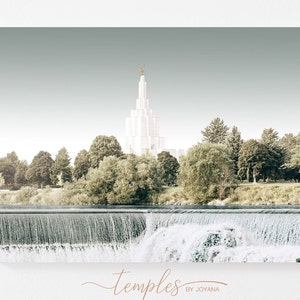 Könnte beinhalten: Ein weißer Tempel mit einer goldenen Spitze erhebt sich hoch gegen einen hellblauen Himmel, umgeben von üppigen grünen Bäumen. Ein Wasserfall stürzt im Vordergrund herab und schafft eine ruhige und friedliche Szene.