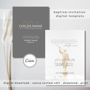 Op de afbeelding: Een grijze en witte doop uitnodigingstemplate met gouden tekst. De tekst luidt "Doop van CHILDS NAME" en "P.S. Ik zal degene in het wit zijn". De uitnodiging bevat ook de tekst "Stuur een sms naar mijn moeder als je vragen hebt" en "PARENT NAME 888.555.1212". Onderaan de uitnodiging staat "Gemaakt met Canva".