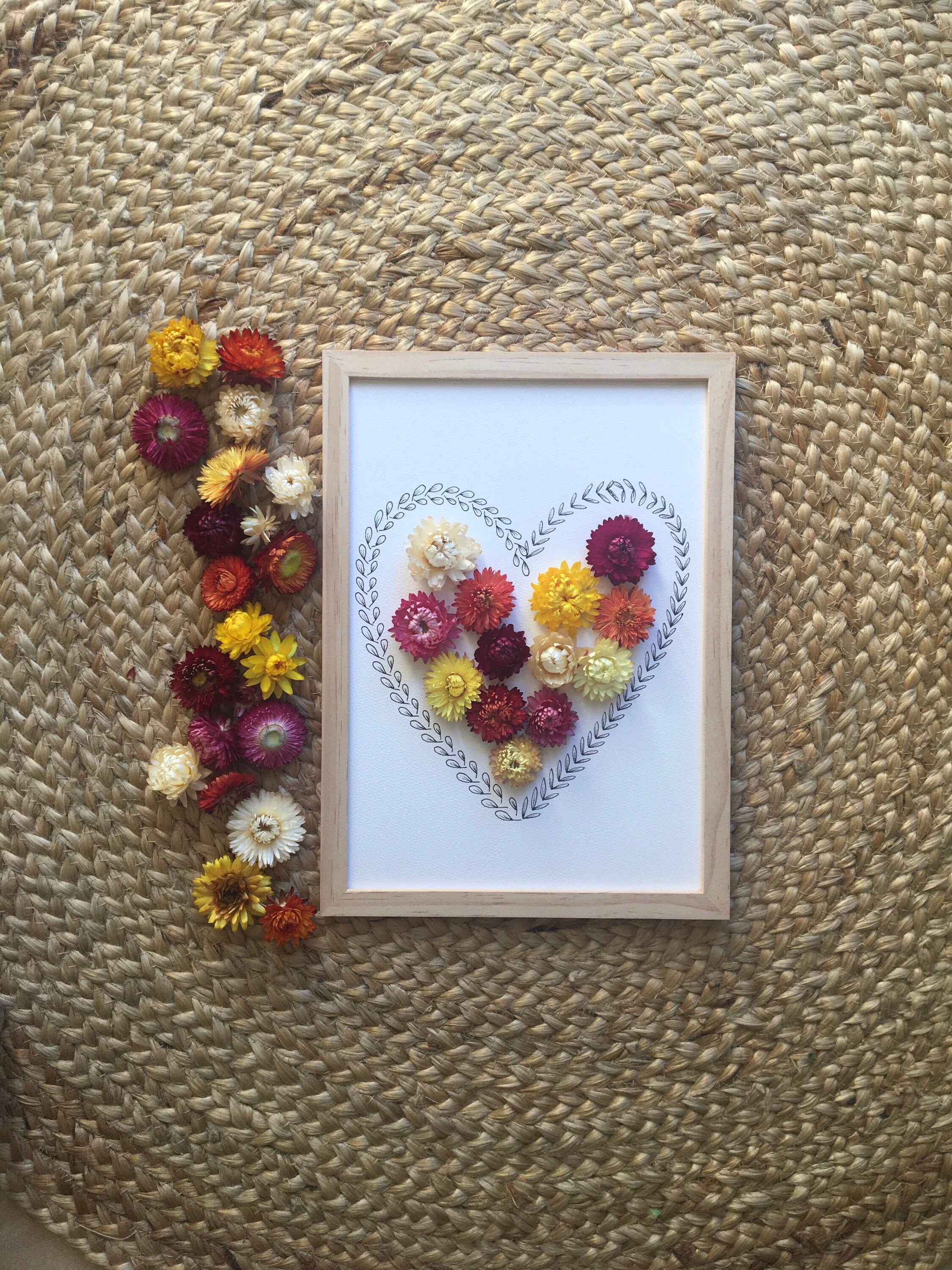 Cœur Dessin Floral et Immortelles Séchées