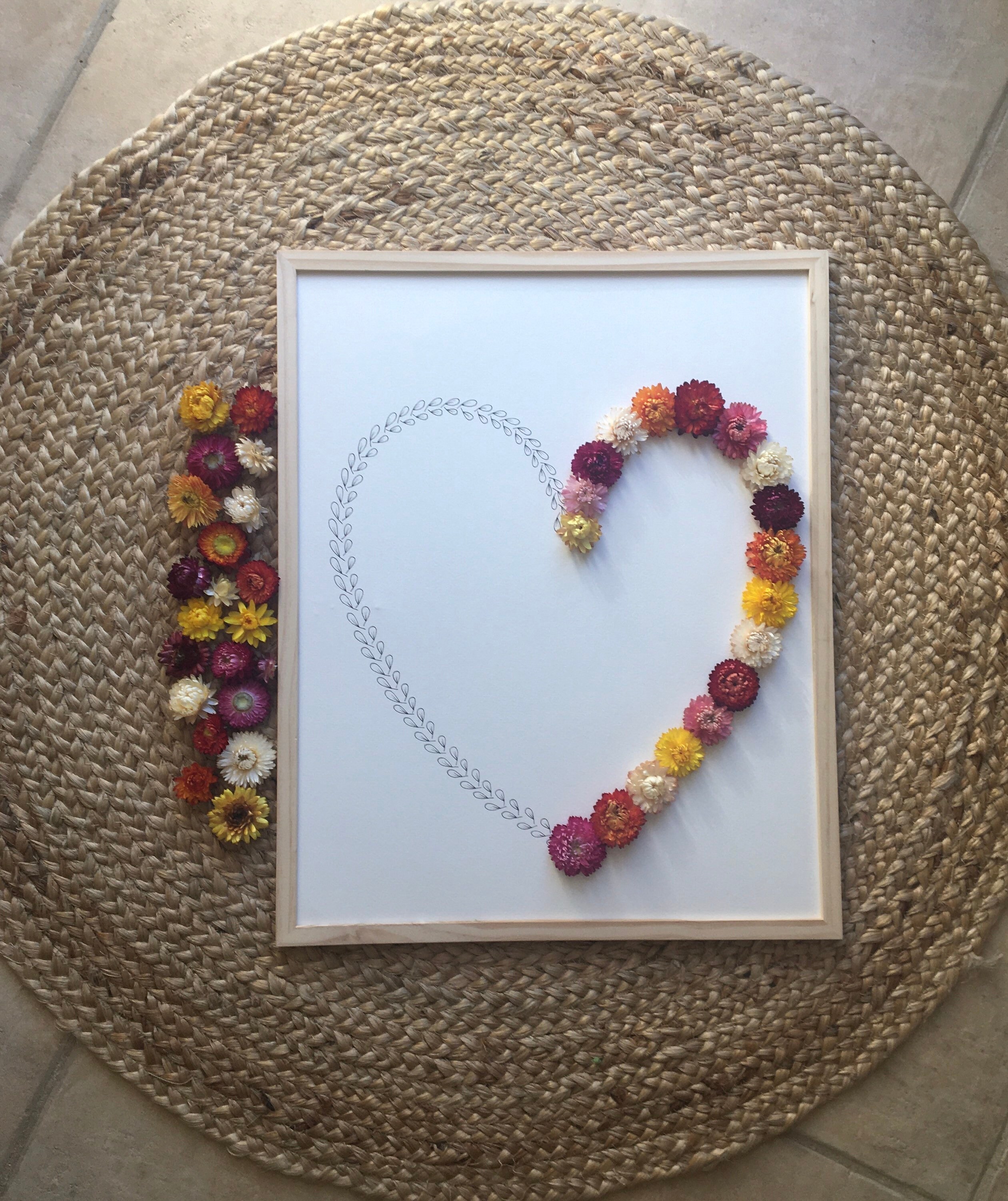 Cœur Floral Dessin et Immortelles Séchées