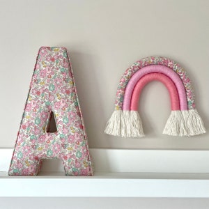 Carta de tela y conjunto arco iris - Decoración de la guardería - colgante de pared de macramé - Nuevo regalo para bebés - arco iris de macramé - carta de tela - Estampado Liberty
