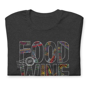 Puede incluir: Camiseta gris oscuro jaspeada con un contorno blanco de las palabras "Food and Wine" formado por varios textos estilizados y coloridos. El texto incluye palabras como "California", "Avocado Time", "Nuts", "One" y "Beer".