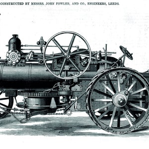 Könnte beinhalten: Eine Schwarzweißillustration eines Doppel-Trommel-Dampfpflug-Motors. Der Motor hat große Räder und einen hohen Schornstein. Der Text "DOUBLE-DRUM STEAM PLOUGHING ENGINE AT THE CARLISLE SHOW. CONSTRUCTED BY MESSRS. JOHN FOWLER, AND CO, ENGINEERS, LEEDS." ist über dem Bild gedruckt.