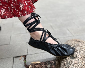 Sandalias de cuero con cordones: zapatos históricos tradicionales para caminar al aire libre