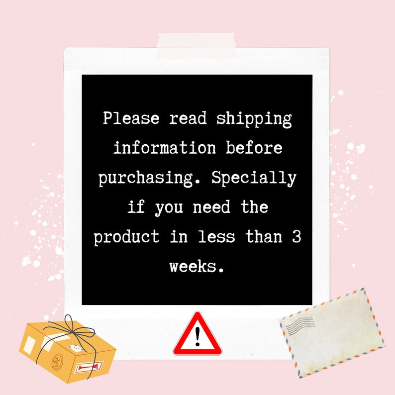 Op de afbeelding: Een zwart vierkant met witte tekst op een roze achtergrond. De tekst luidt: "Lees de verzendinformatie voordat u koopt. Vooral als u het product binnen 3 weken nodig heeft." Er is een gele doos, een uitroepteken en een envelop.