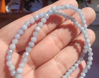 Pulsera de angelita: cristal para la guía divina y la conexión con los espíritus.