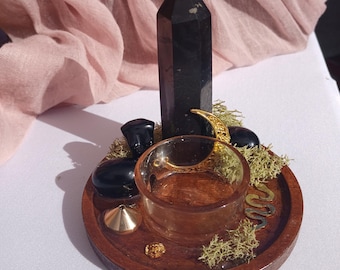 Medusa's Schutz - Göttin Kristallaltar mit Schungit und Obsidian für Kraft und Erdung
