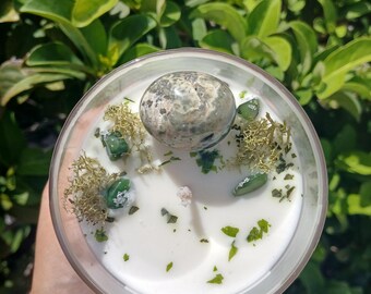 Candela curativa con cristalli e oli essenziali di eucalipto, menta piperita e sandalo.