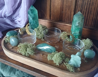 Kristallaltar für Heilung, Fülle und Wohlstand mit grünen Aventurin-Kristallen und Fluorit-Türmen