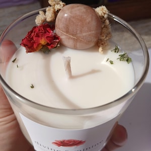 Op de afbeelding: Een set van drie keramische mokken met een gespikkelde, matte afwerking. De mokken zijn in tinten cr&egrave;me, lichtgrijs en donkergrijs. Elke mok heeft een eenvoudig, minimalistisch ontwerp, perfect voor koffie of thee.