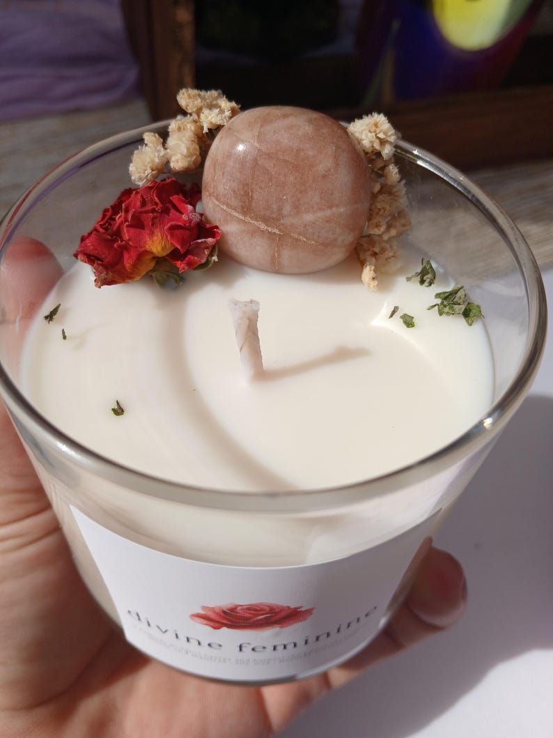 Op de afbeelding: Een set van drie keramische mokken met een gespikkelde, matte afwerking. De mokken zijn in tinten cr&egrave;me, lichtgrijs en donkergrijs. Elke mok heeft een eenvoudig, minimalistisch ontwerp, perfect voor koffie of thee.
