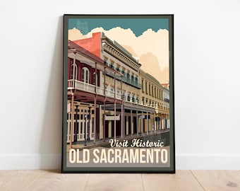 Op de afbeelding: Een vintage reisposter met een kleurrijke illustratie van het historische Old Sacramento, Californië. De poster toont een rij gebouwen met balkons en winkelpuien, tegen een blauwe lucht met witte wolken. De tekst "Visit Historic Old Sacramento" is in wit gedrukt aan de onderkant van de poster.