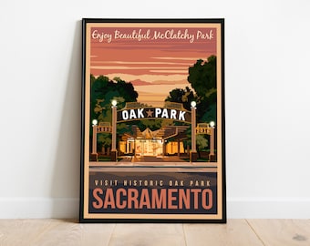 Op de afbeelding: Een vintage poster die reclame maakt voor Oak Park in Sacramento, Californië. De poster toont een zonsondergangshemel met een silhouet van bomen en een grote boog met de woorden "Oak Park" in gouden letters. De boog wordt geflankeerd door twee lantaarnpalen met de jaren 1889 en 2016 erop gegraveerd. De tekst "Enjoy Beautiful McClatchy Park" staat bovenaan de poster, en de tekst "Visit Historic Oak Park Sacramento" staat onderaan.