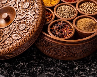 Caja decorativa para especias Masala Dani de madera de sheesham con diseño floral quemado para cocina