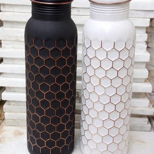 Botella de agua de cobre puro a prueba de fugas, martillada, con asa, fácil de transportar, 900 ml. Beneficios para la salud ayurvédica.