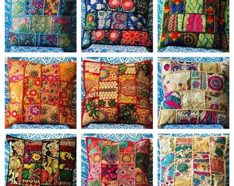Puede incluir: Nueve fundas de cojín de patchwork de colores con bordados e incrustaciones intrincados. Las fundas están hechas de una variedad de telas y presentan una mezcla de patrones florales, geométricos y paisley.