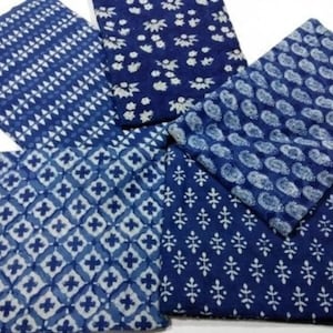 Puede incluir: Cinco cuadrados de tela azul y blanco con diferentes patrones. Los patrones incluyen dise&ntilde;os de paisley, geom&eacute;tricos y florales.