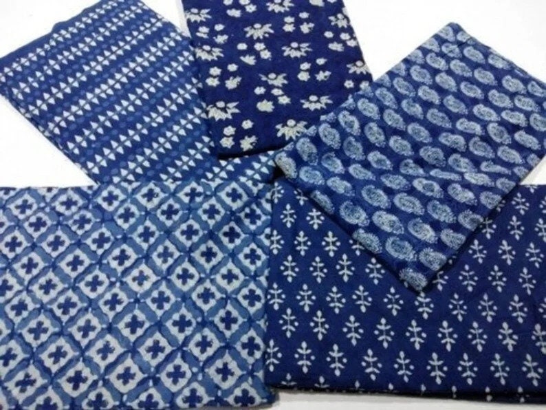 Puede incluir: Cinco cuadrados de tela azul y blanco con diferentes patrones. Los patrones incluyen dise&ntilde;os de paisley, geom&eacute;tricos y florales.