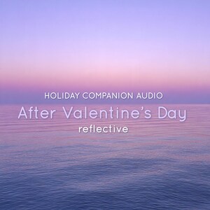 Op de afbeelding: Een serene afbeelding van de oceaan onder een lucht met een verloop van paarse en roze tinten. De tekst "HOLIDAY COMPANION AUDIO" staat bovenaan, met "After Valentine's Day" en "reflective" eronder, in een zacht, wit lettertype.