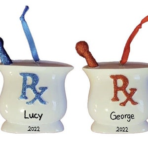 Adorno personalizado de farmacéutico - Adorno de médico farmacéutico - Decoración de consultorio médico - Regalo de farmacéutico Rx - Adorno de recuerdo - Rojo - Azul Rx