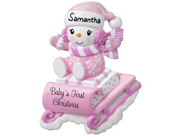 Roze Sneeuwbaby op slee - Babymeisje Sneeuwpop - Baby's eerste kerst - Handgepersonaliseerd kerstornament 2023