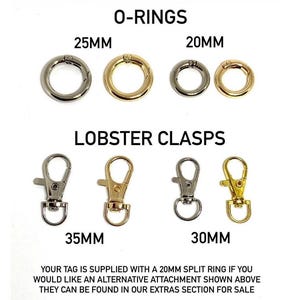 Könnte beinhalten: Nahaufnahme von verschiedenen Größen von silbernen, goldenen und messingfarbenen O-Ringen und Karabinerhaken. Die O-Ringe haben einen Durchmesser von 20 mm und 25 mm. Die Karabinerhaken sind 30 mm und 35 mm lang. Der Text "O-RINGS", "LOBSTER CLASPS", "25MM", "20MM", "35MM" und "30MM" ist auf dem Bild sichtbar.
