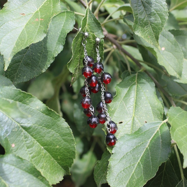 Boucles d'oreilles composé de petites fleurs clochettes rouges et noires.