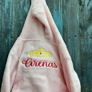 Ensemble spa personnalisé pour bébé fille, peignoir et chaussons brodés personnalisés, cadeau nouveau-né Frnt&Back w/ design